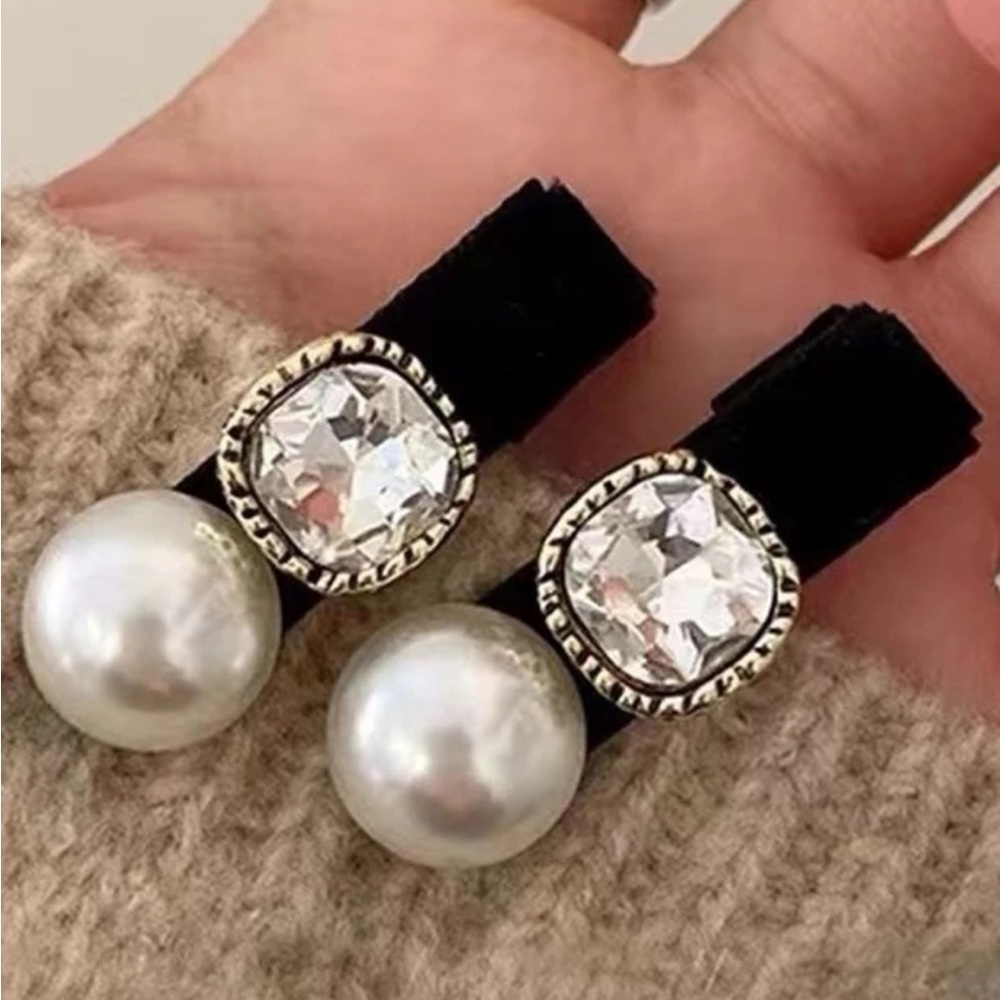 2pcs Women black / White Faux Pearl Decor Hair Clips - Picture 2 of 6